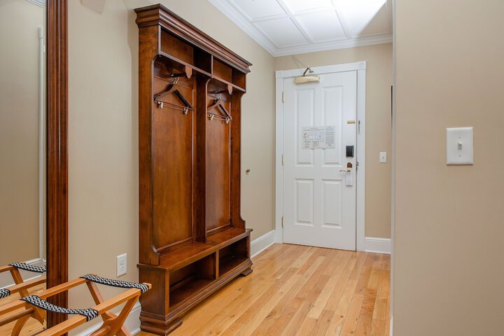 Traditional Single Room 1 King Bed (8 of 10)