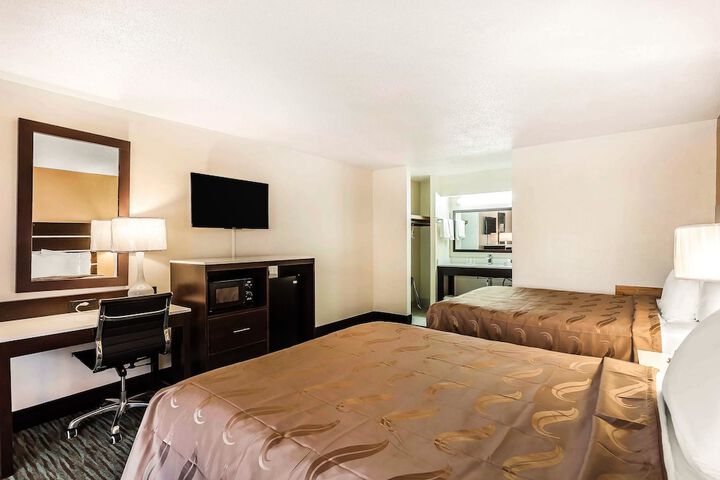 2 Queen Beds (1 of 8)