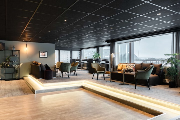 Lounge 47 of 57