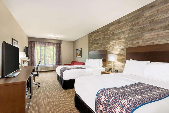 2 Queen Beds Mobility Accessible with Bathtub Grab Bars (6 of 12)