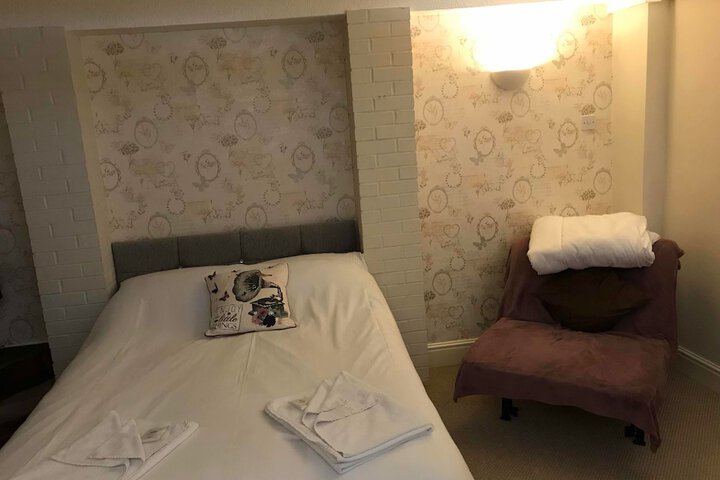 Room 11 of 27