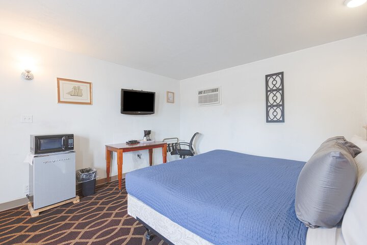 1 King Bed (11 of 12)