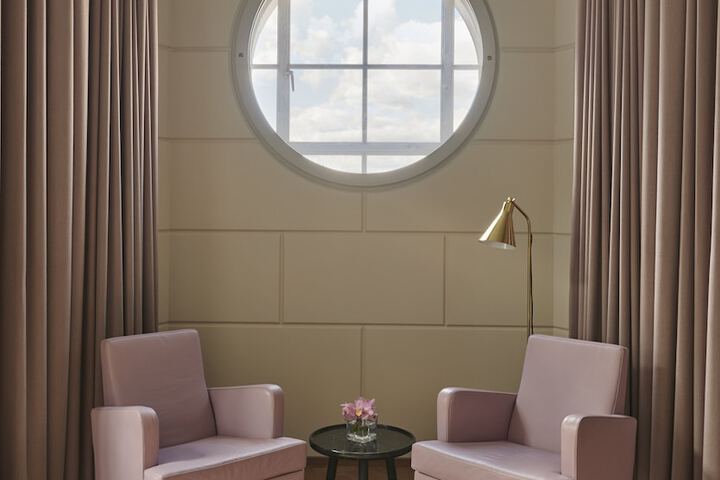Room 43 of 241