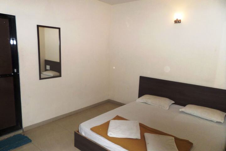Room 8 of 18