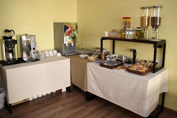 Breakfast/Coffee Service 25 of 31