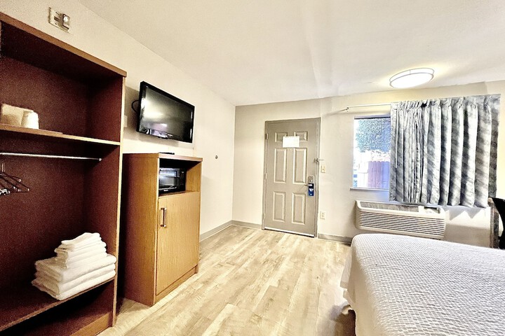 1 Double Bed Mobility Accessible Roll in Shower (18 of 21)