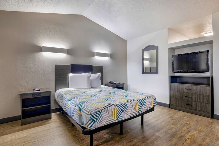 1 Queen Bed Kitchen (24 of 25)