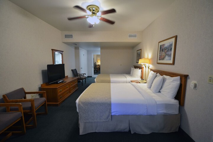 2 Queen Beds (3 of 17)