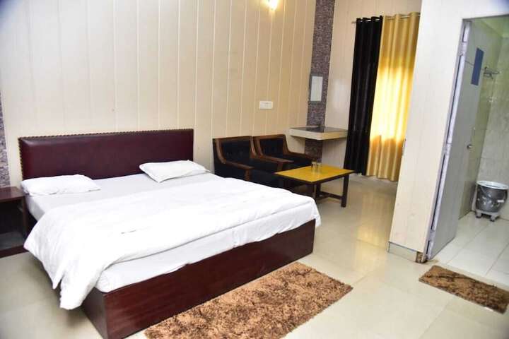 Room 4 of 8