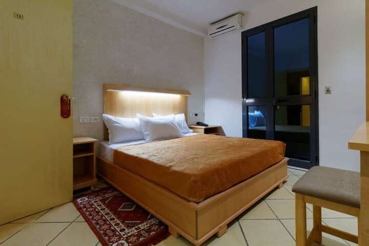 Room 10 of 19