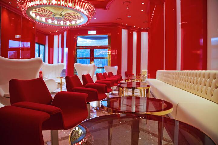 Lounge 33 of 42