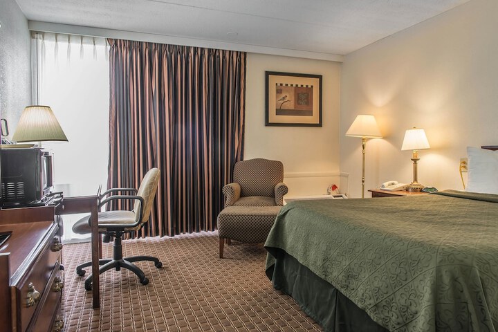 1 Queen Bed (5 of 17)