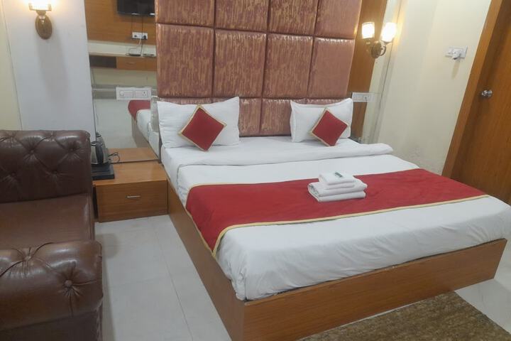 Room 9 of 14