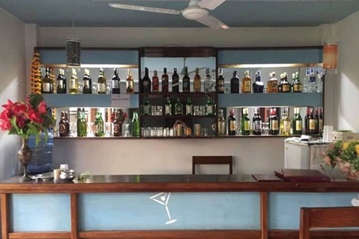 Lounge 10 of 16