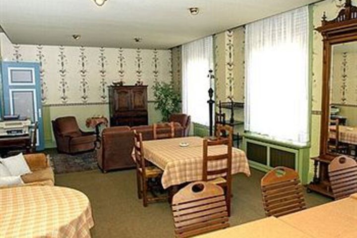 Lounge 8 of 9