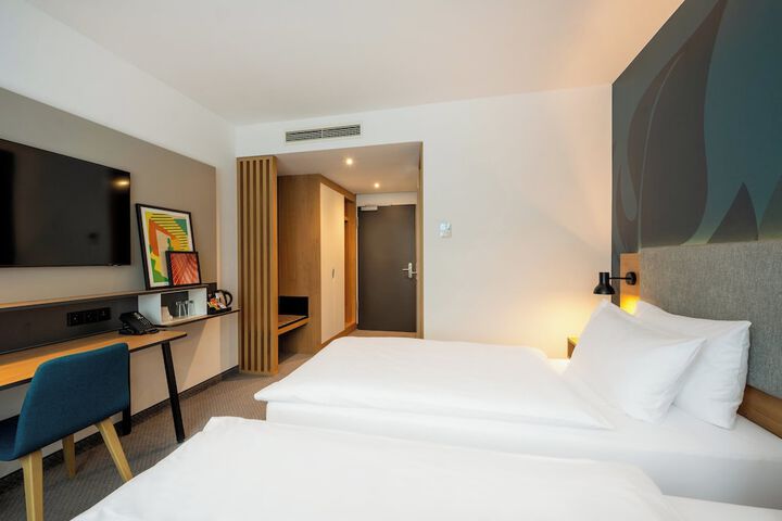 Room 27 of 90