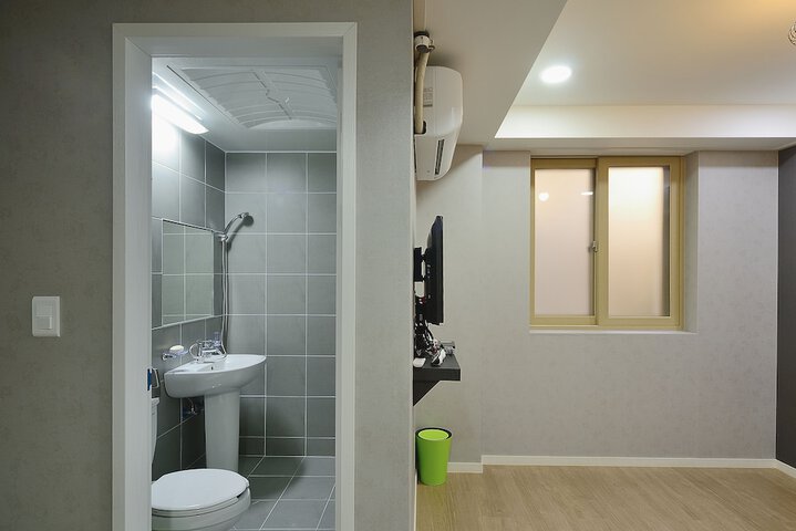 Room 8 of 48
