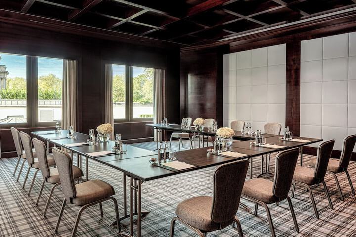 Business Center 121 of 130