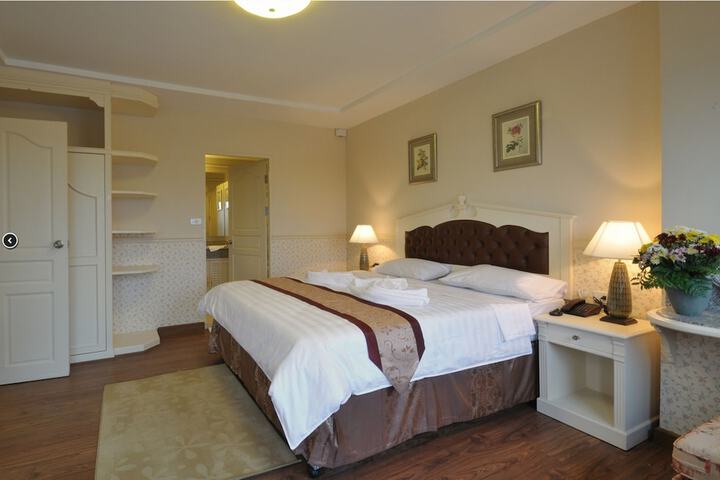 Room 6 of 52