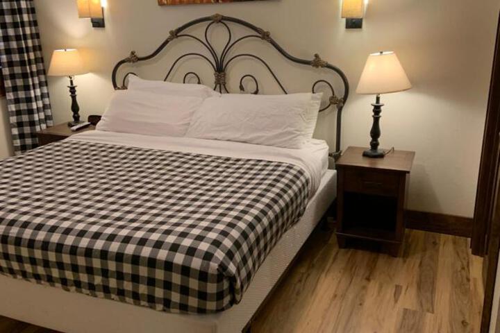 Standard Room, King or Two Doubles (5 of 7)