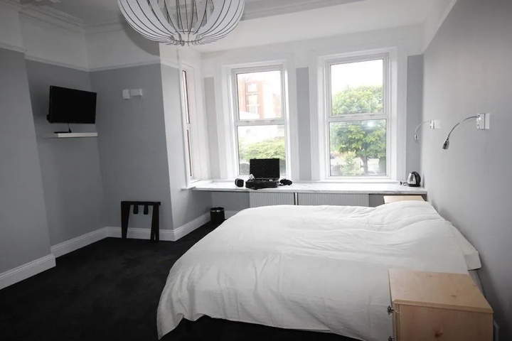 Room 4 of 10