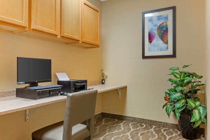 Business Center 30 of 33