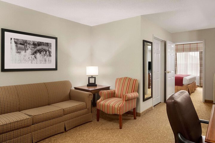 1 King Bed Accessible (8 of 10)