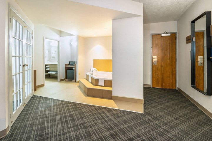 Room 27 of 60