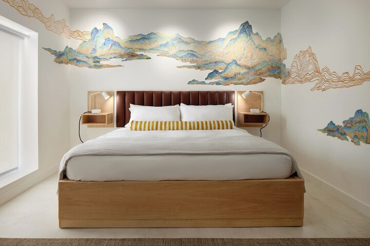 Room 13 of 21