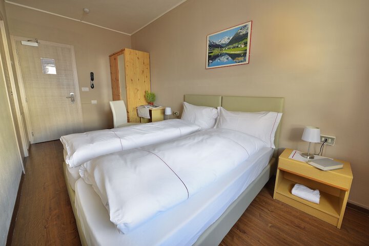 Room 16 of 77