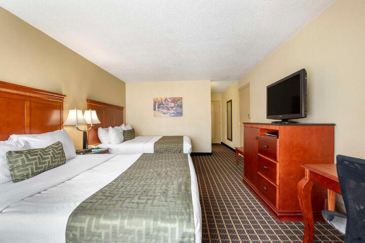 2 Queen Beds Refrigerator WiFi Full Breakfast (6 of 22)