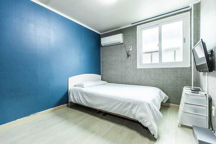 Room 4 of 8
