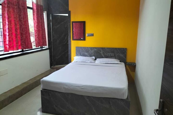 Room 9 of 16