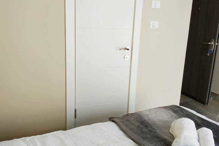 Room 6 of 17