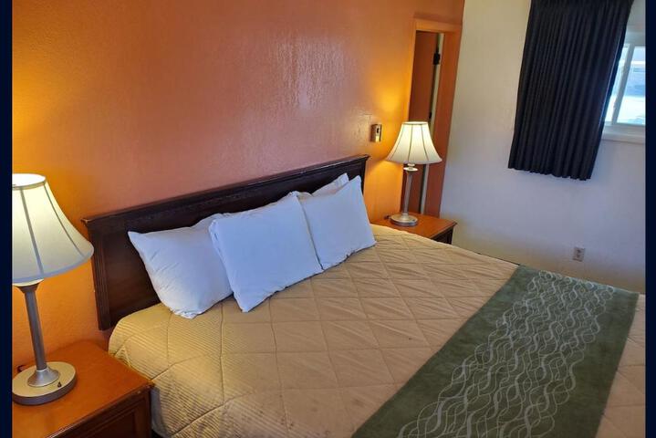 1 Queen Bed (6 of 13)