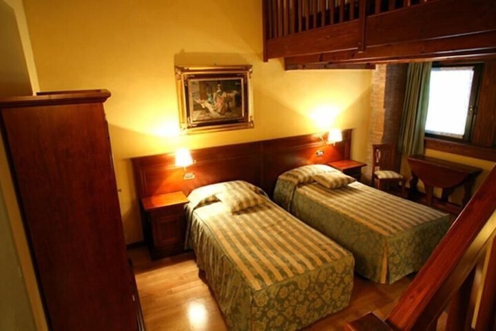 Room 11 of 25