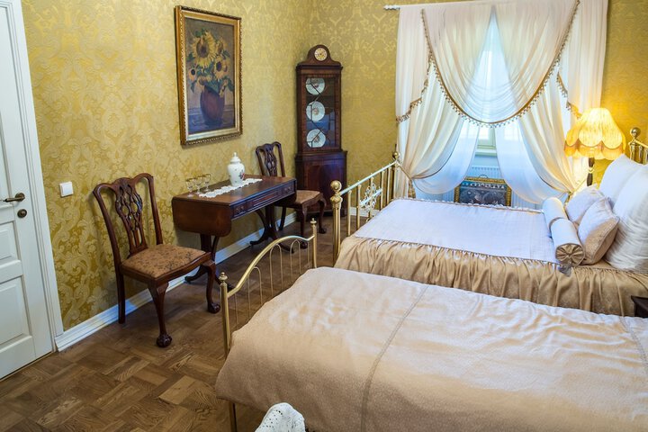 Room 8 of 80