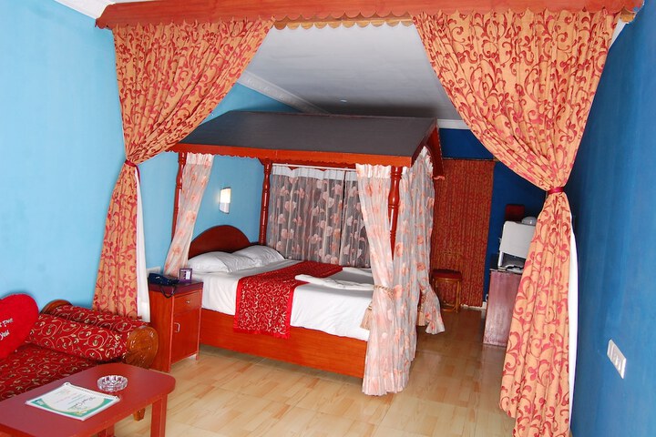 Room 7 of 18