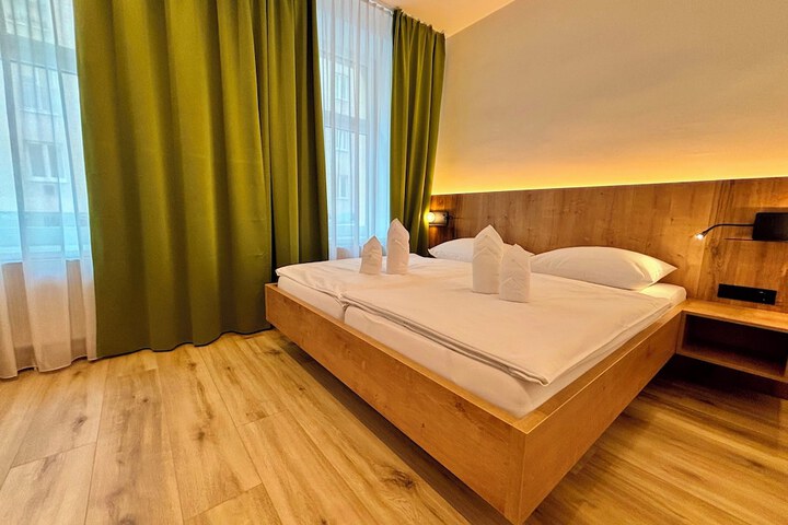 Room 33 of 86