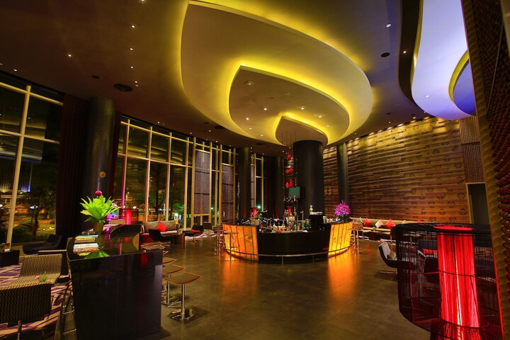 Lounge 42 of 64