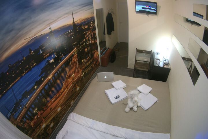 Room 5 of 11