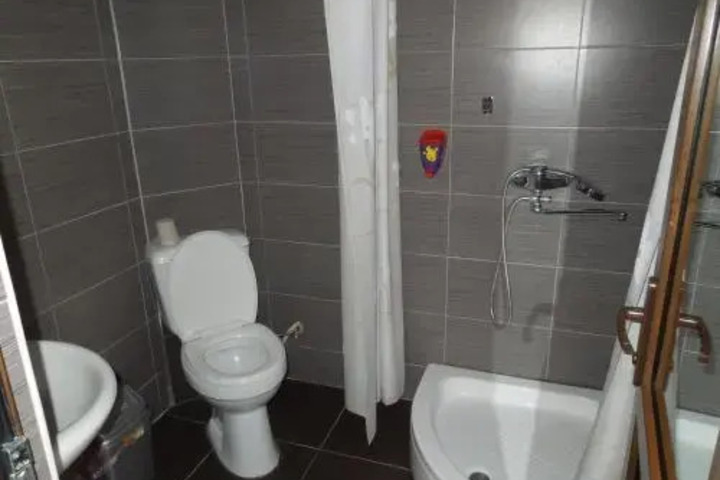 Room 6 of 10