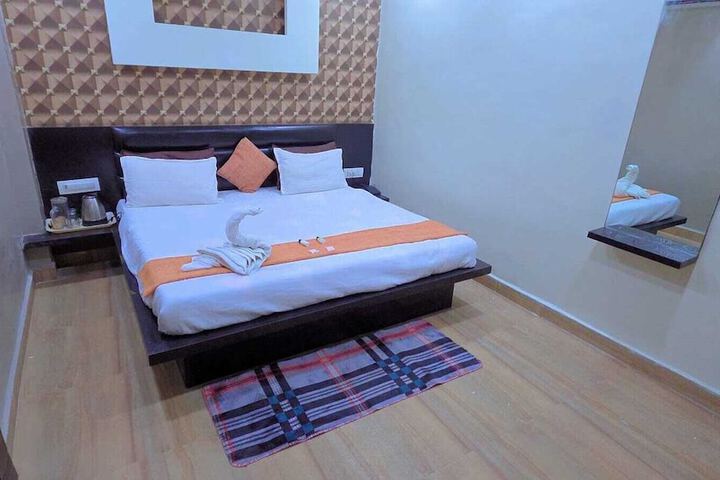 Room 13 of 25