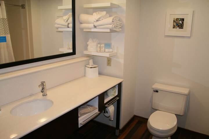 2 Queen Beds with Refrigerator (5 of 5)
