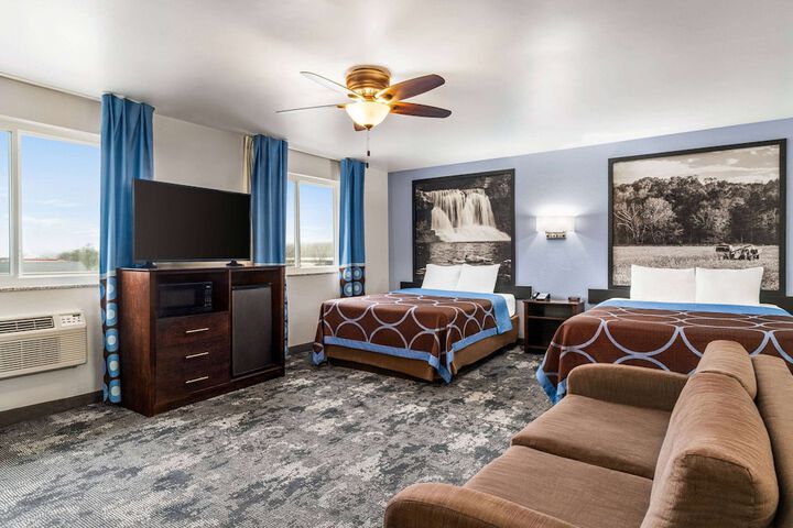 2 Queen Beds (7 of 16)