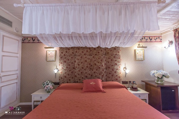 Room 11 of 16