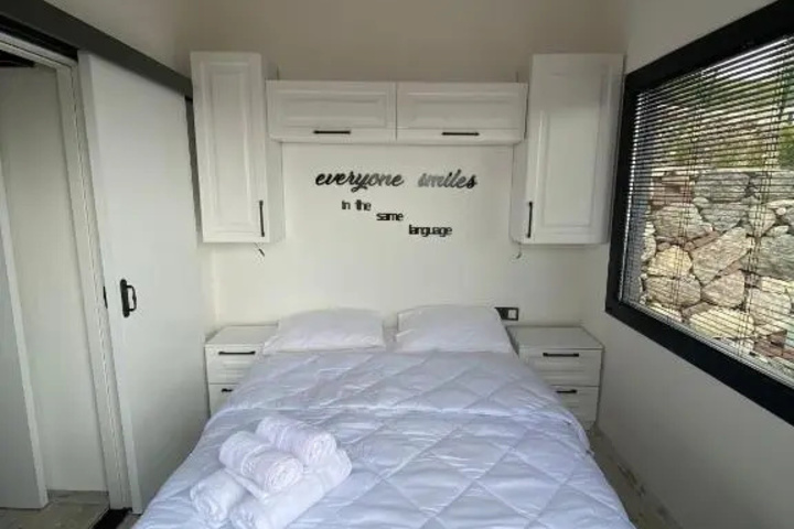 Room 5 of 9