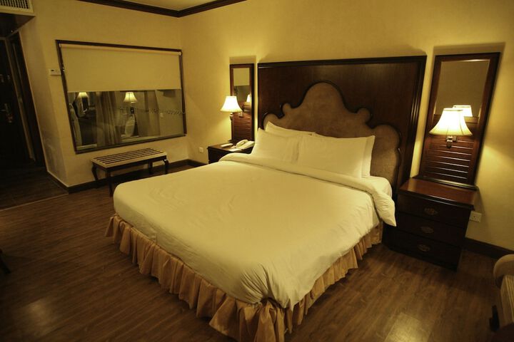 Room 27 of 63