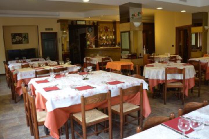 Dining 33 of 47