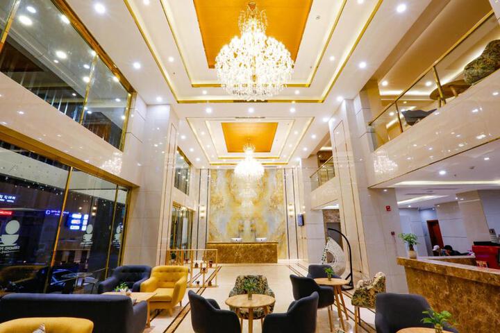 Diamond Pearl Hotel Phnom Penh,Royel Palace, Mekong RIver,Swimming Pool
